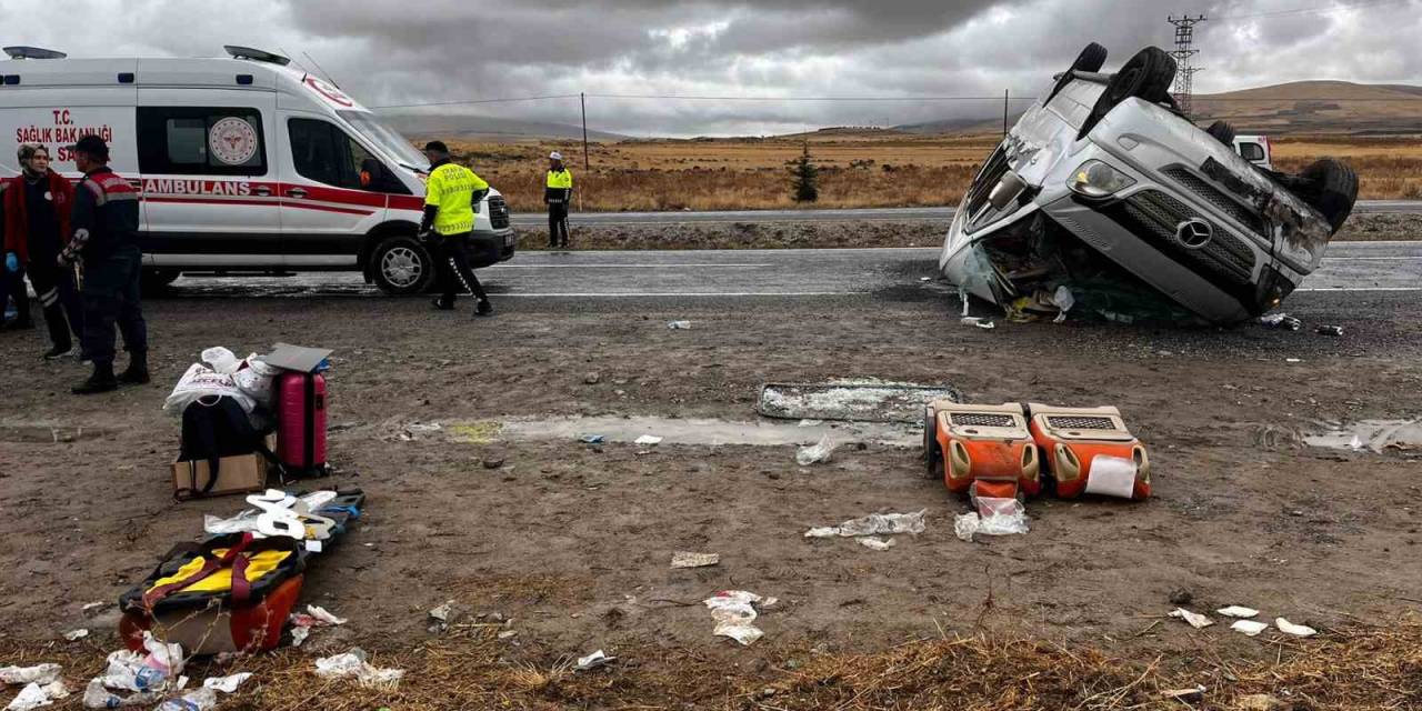 Nevşehir’de Turistleri Taşıyan Minibüs Takla Attı: 18 Yaralı