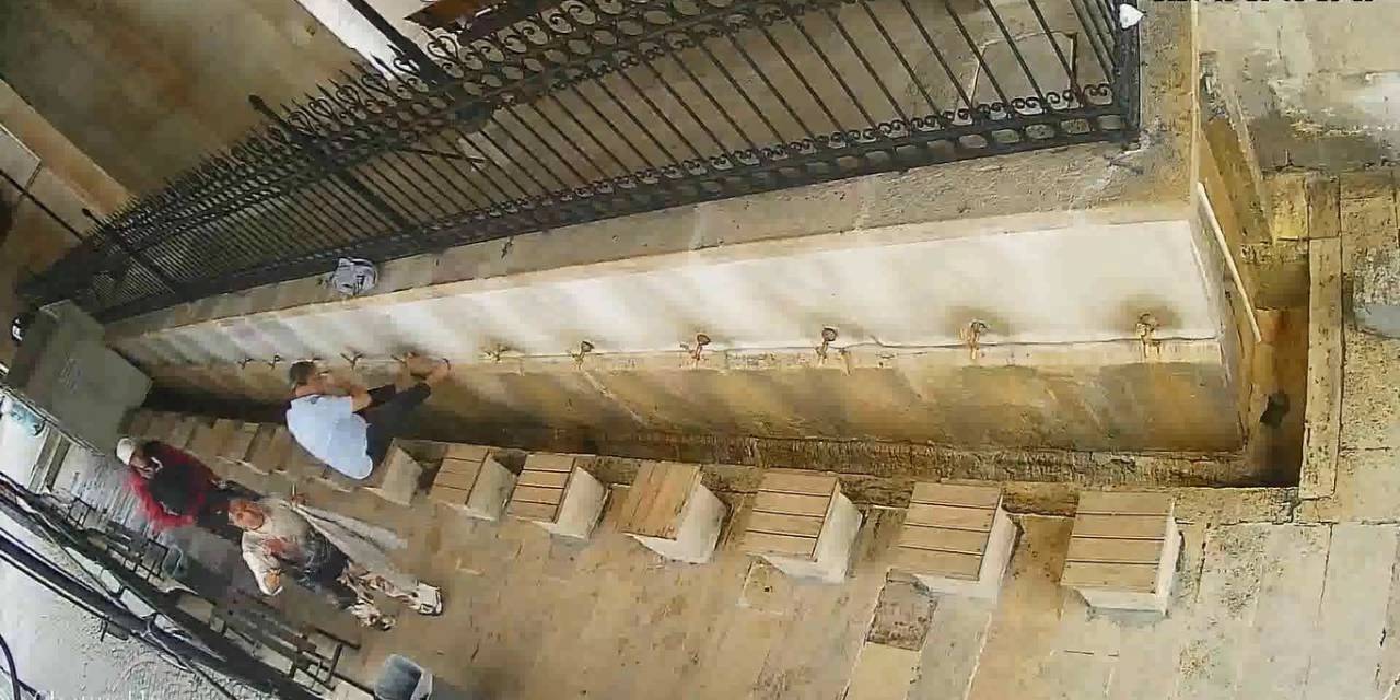 Camide Abdest Aldıktan Sonra Para Dolu Ceketini Unuttu, Hırsızlar Çaldı