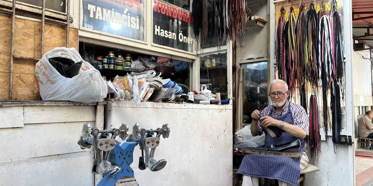 Hem İmamlık Yaptı Hem Ayakkabı Tamir Etti