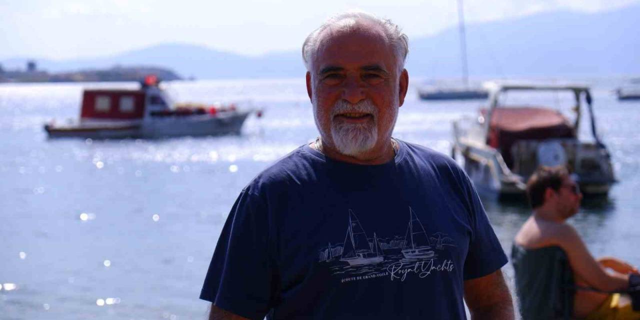 Foça’da İlginç Olay: Denizde Yüzen Kişinin Göbeğine Martı Kondu