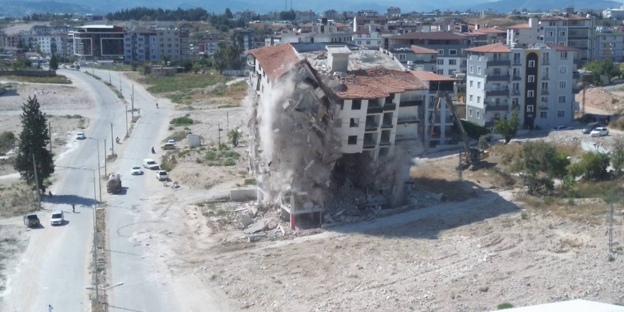 9 Katlı Binanın Yerle Bir Olma Anı Dron Kamerasında