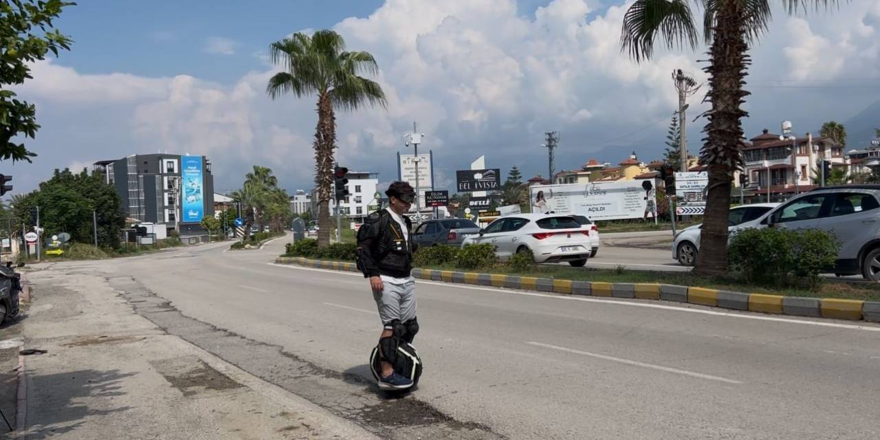 Trafikte Tek Teker Üzerinde Yolculuk Yapan Sürücü İlgi Odağı Oluyor