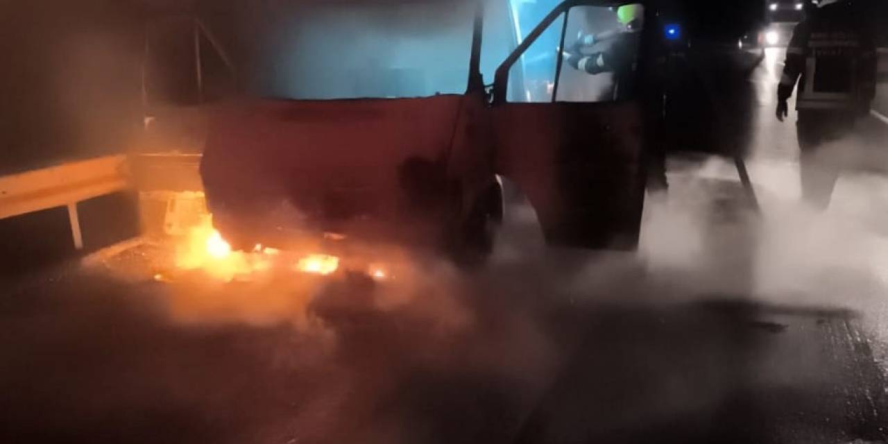 Mersin’de Seyir Halindeki Servis Yandı