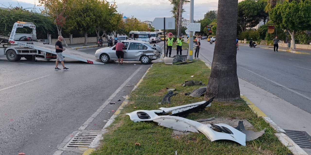 Antalya’da İki Otomobil Çarpıştı: 2 Yaralı