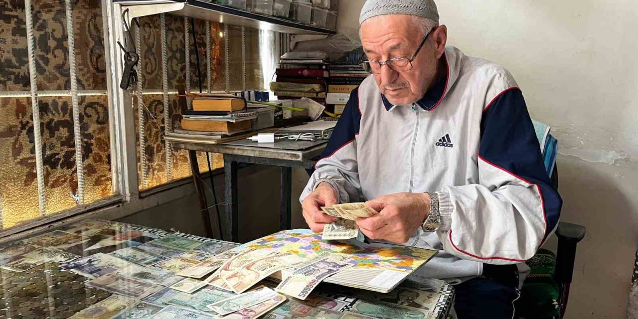 Topladığı Paraları Cam Altında Saklayarak Hatıralarını Yad Ediyor