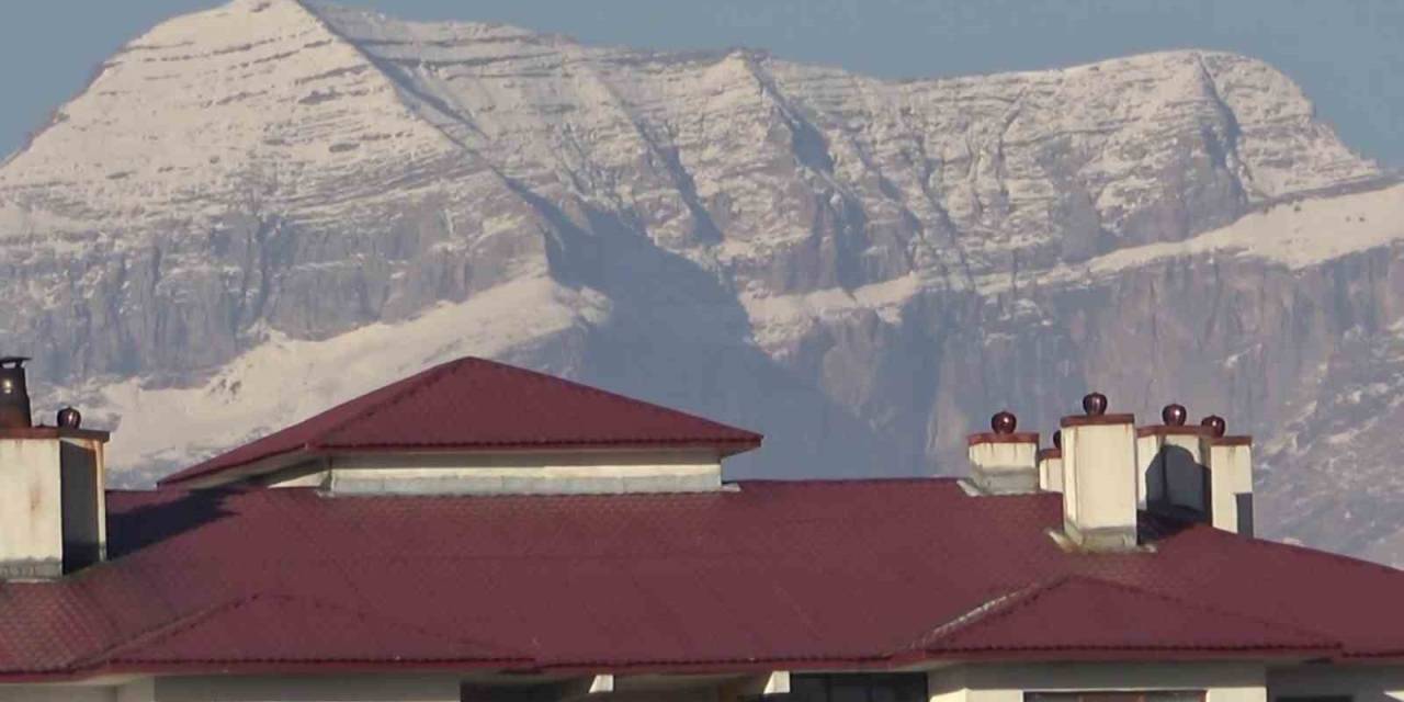 Türkiye’nin 2. Zirvesine Mevsimin İlk Karı Düştü