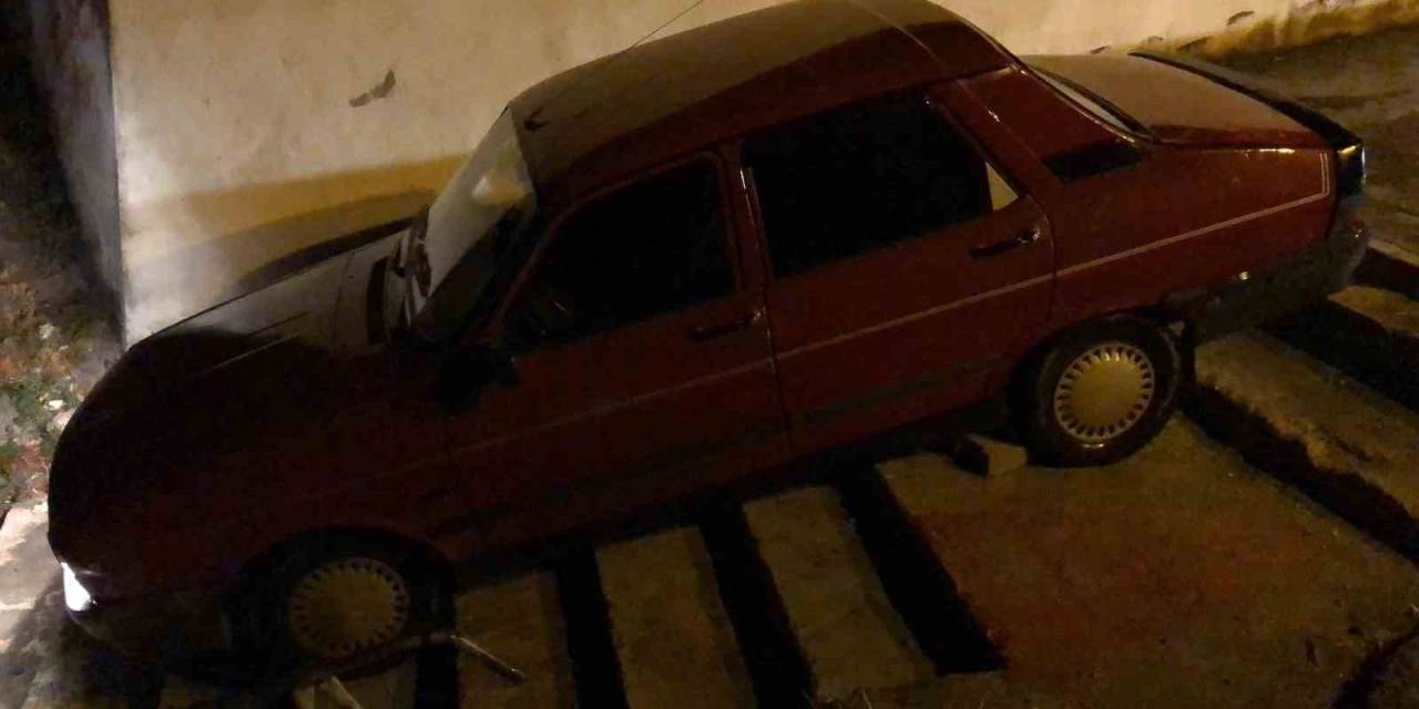 Amasya’da Trafiğe Kapalı Alana Giren Alkollü Sürücünün Otomobili Merdivende Asılı Kaldı