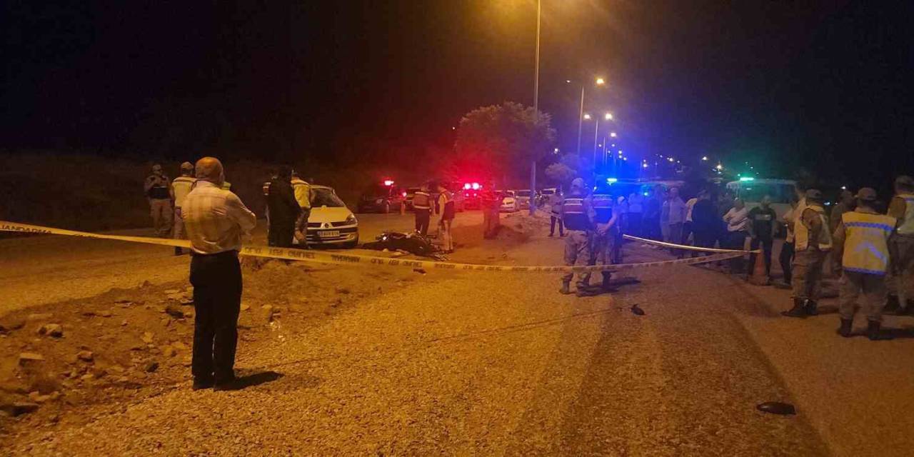 Otomobille Çarpışan Motosikletteki 1 Kişi Öldü, 1 Kişi Ağır Yaralandı