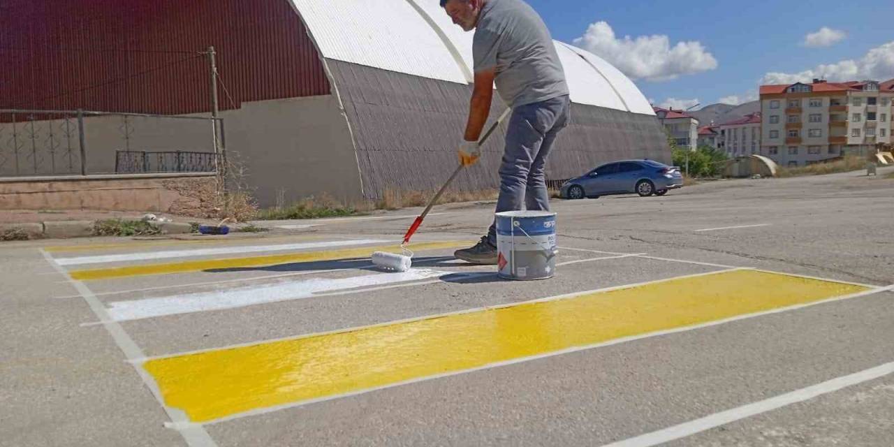 Bayburt’ta Yaya Geçidi Çizgileri Boyanarak Trafik İşaret Levhaları Yenilendi