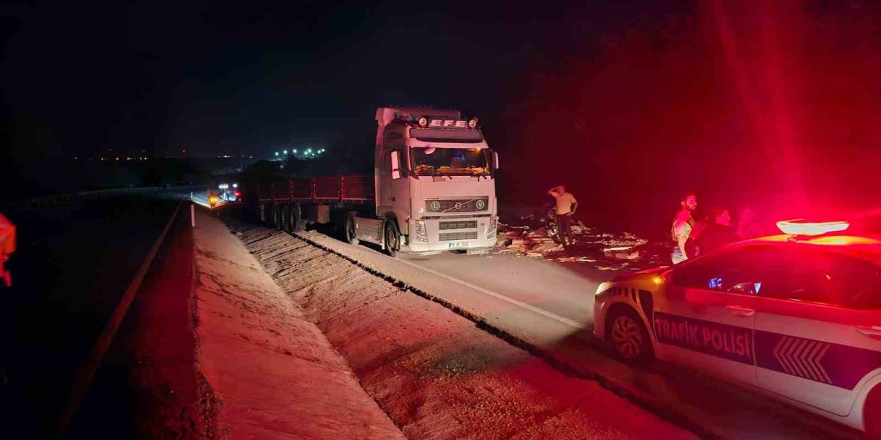 Bandırma’da Kontrolden Çıkan Seramik Yüklü Tır Karşı Şeride Uçtu