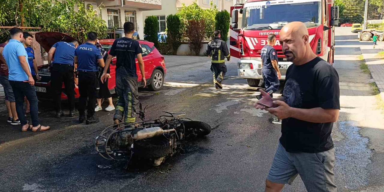 Seyir Halindeyken Yanan Motosikleti Mahalle Sakinleri Söndürdü
