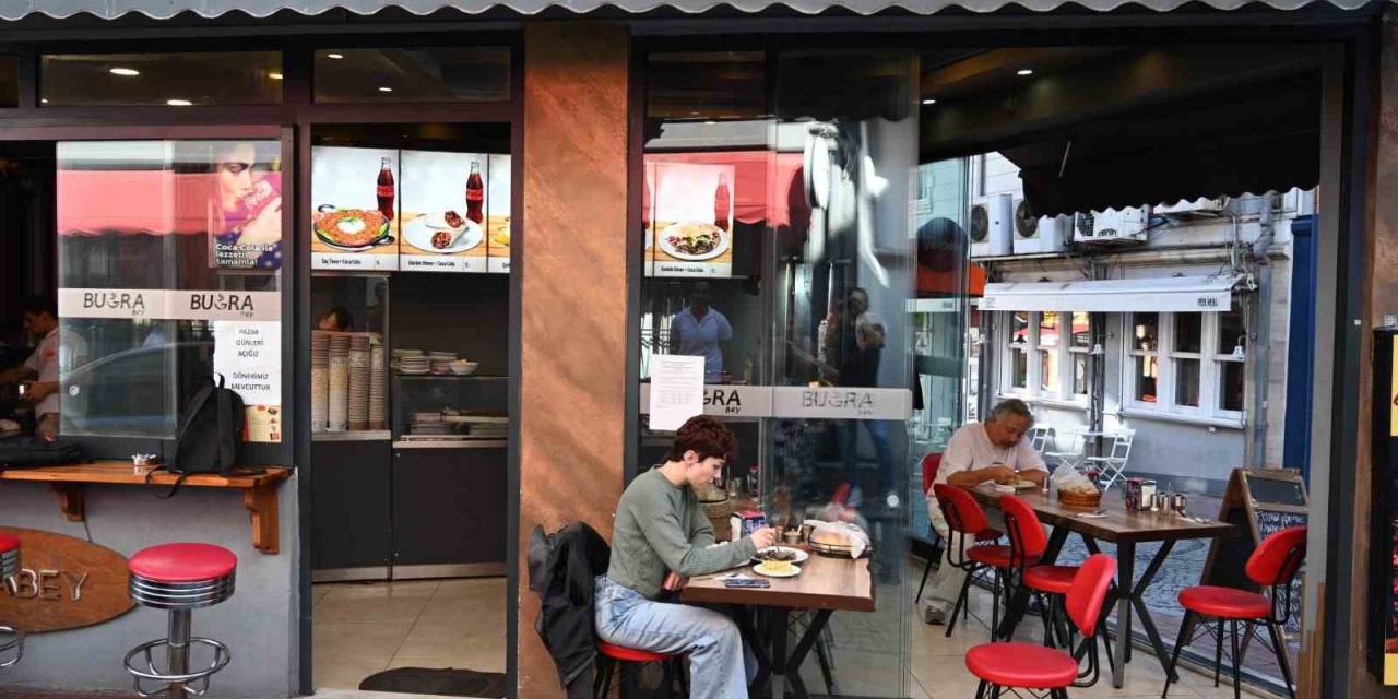 Beşiktaş Belediyesi’nin Öğrenci-ye Uygulamasıyla Üniversite Öğrencileri Ücretsiz Yemek Yiyebiliyor