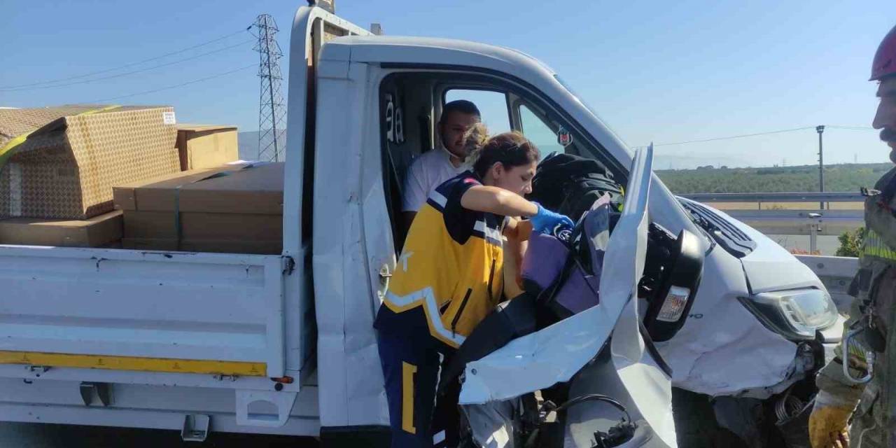 Otobanda Kamyonet Otomobile Çarptı