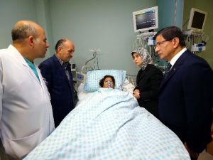 Başbakan Davutoğlu, Ankara’daki Patlamada Yaralanan Vatandaşları Ziyaret Etti