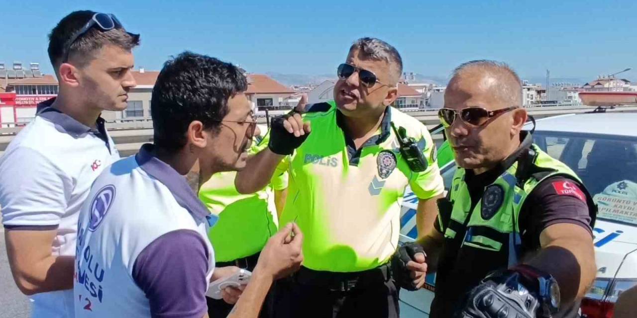 Kazaya Karışan Hastane Aracı Yetkilisinin Trafik Polisiyle ’çekici’ Tartışması