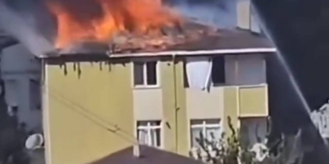 Sultanbeyli’de Apartmanın Çatısı Alev Alev Yandı