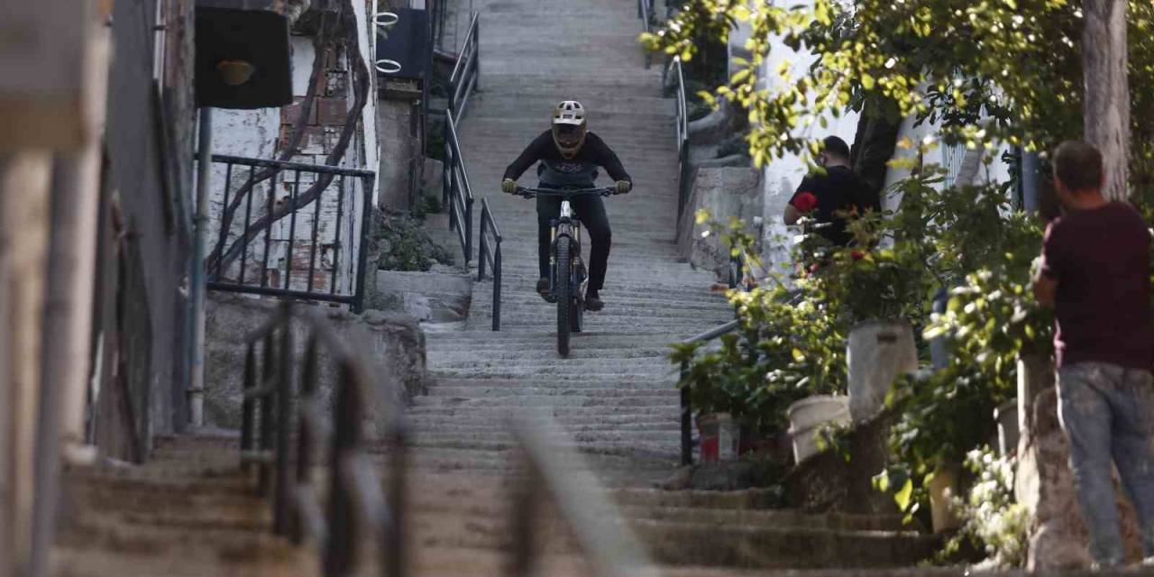 Bisikletiyle 225 Basamaktan Böyle İndi