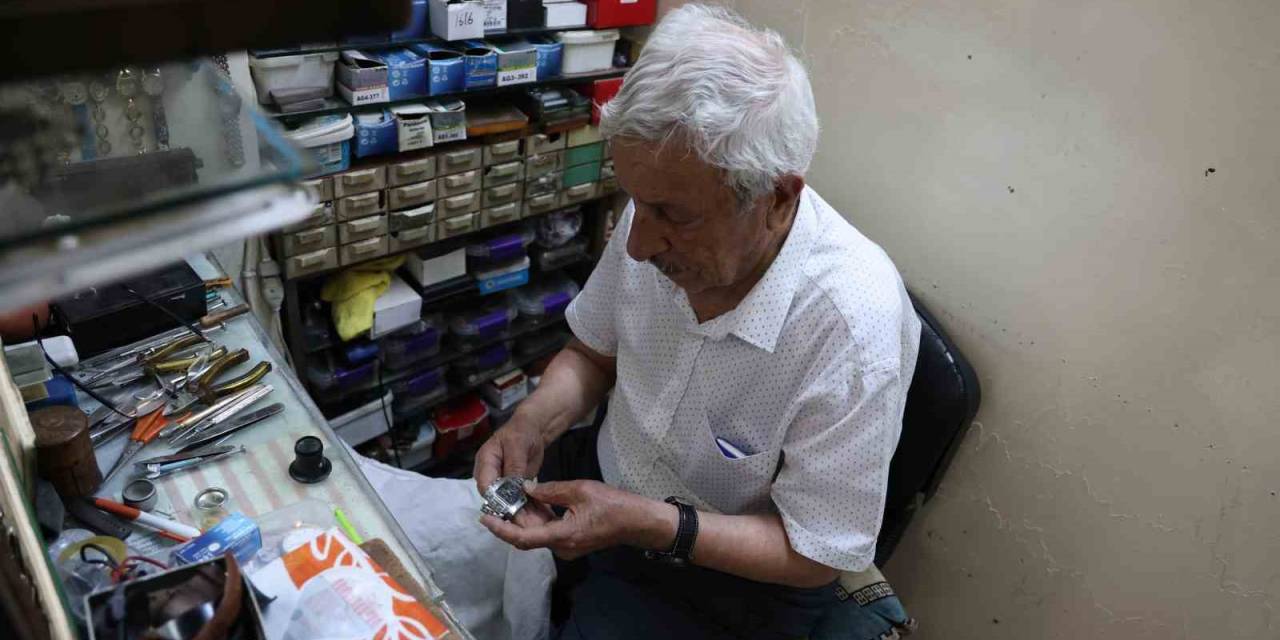 Diyarbakır’da 90 Yaşındaki Saat Tamir Ustası 58 Yıldır 2 Metrekarelik Alanda Zamanla Uğraşıyor