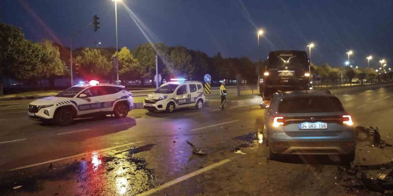 Pendik’te Hafif Ticari Araç İle Otomobil Çarpıştı: 3 Yaralı