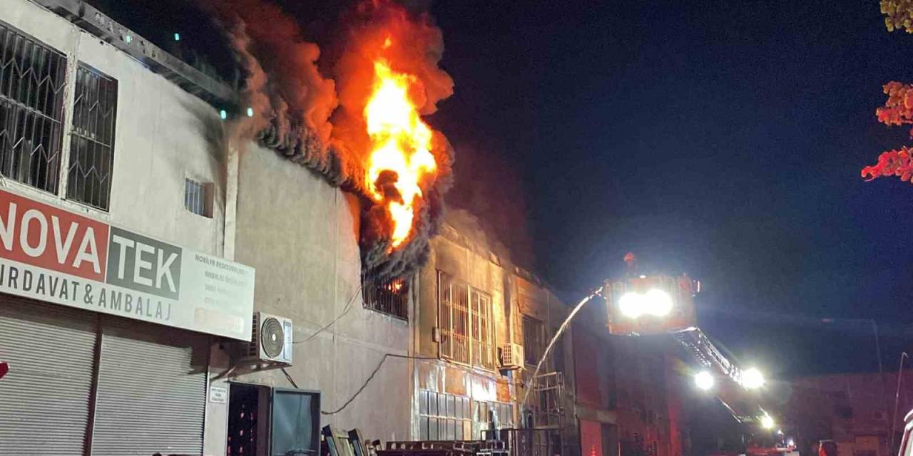 Antalya’da Sanayide Çıkan Yangında Bitişik İş Yerleri İle 3 Araç Küle Döndü