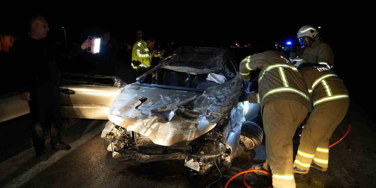 Karşı Şeride Geçen Otomobil Metrelerce Sürüklendi: 2 Yaralı