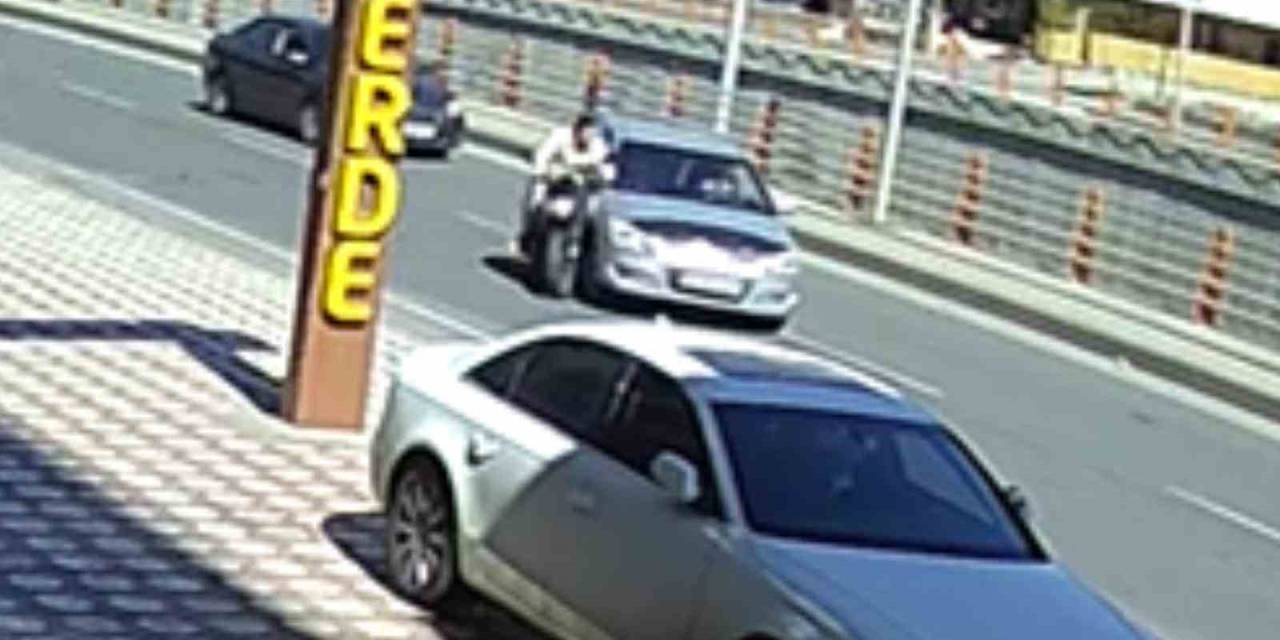 Batman’da Otomobil Sürücüsü, Yol Verme Konusunda Tartıştığı Motosikletliye Çarparak Kaçtı