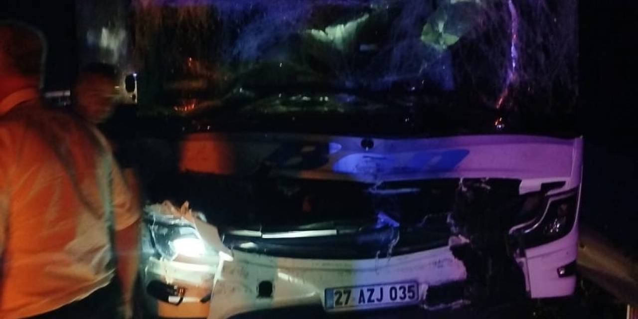 Tarsus’ta Yolcu Otobüsü Tıra Çarptı: 4 Yaralı