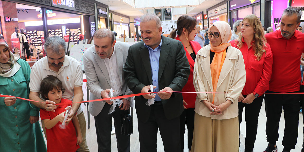 5,5 yıl boyunca kalp beklerken bu resimleri çizmiş