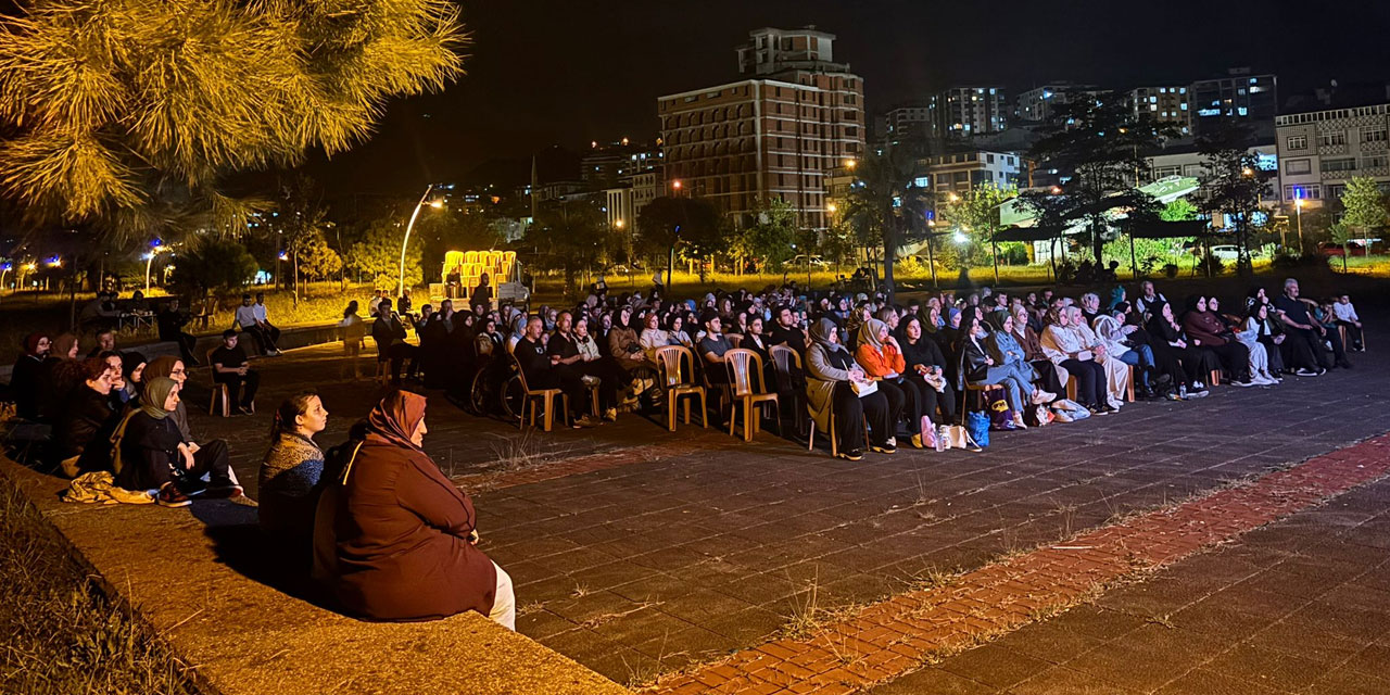 Açık Hava Sinema Gösterimine Yoğun İlgi