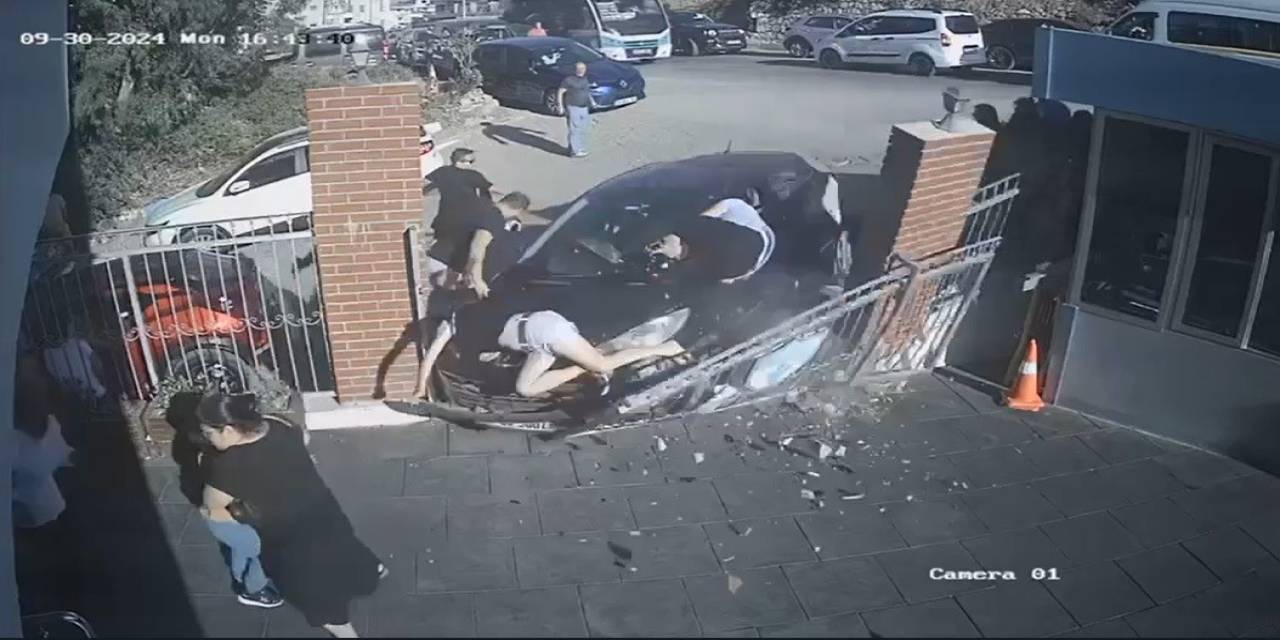 İzmir’de Otomobilin Okulun Bahçesine Girme Anı Kamerada