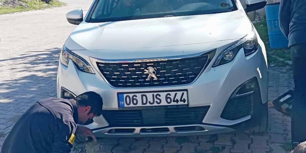 Konya’da Otomobilin Motoruna Sıkışan Kedi Kurtarıldı
