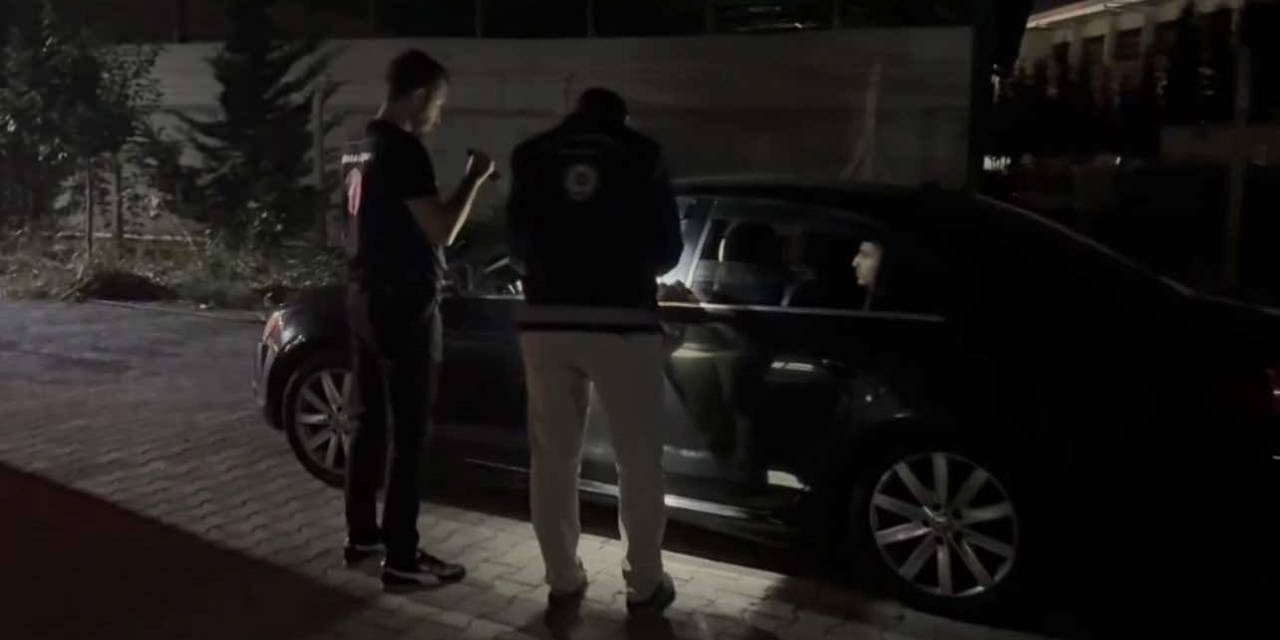 Osmaniye’de Lüks Otomobilde 4 Göçmen Yakalandı, 1 Kişi Tutuklandı