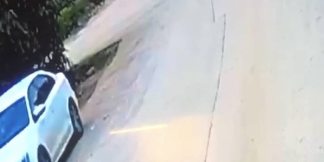 Hızla Gelen Motosiklet Otomobile Çarptı: 2 Kişinin Yaralandığı Kaza Kamerada