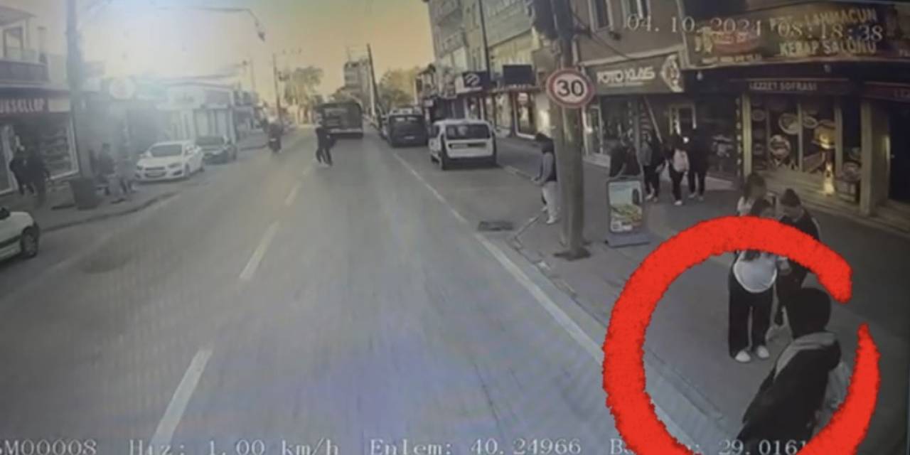 Yolun Karşısına Geçerken Otobüsün Altında Kaldı: Kaza Kamerada