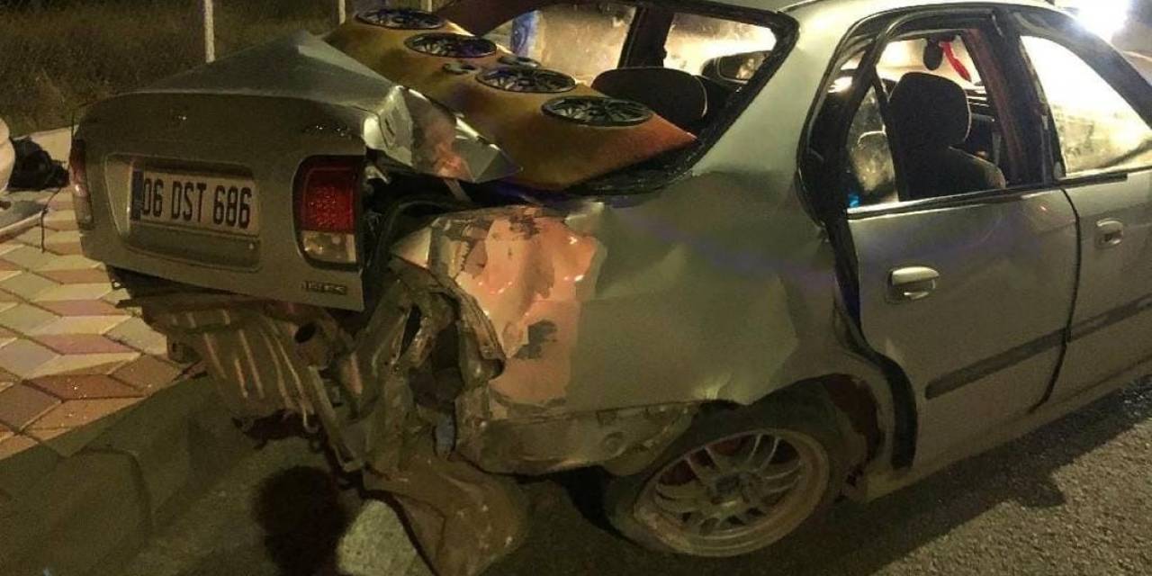 Otomobil Aydınlatma Direğine Çaptı: 4 Yaralı