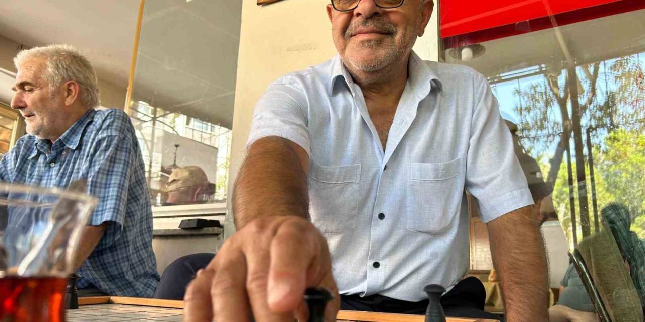 Bu Kıraathanede Çeneler Değil Beyinler Çalışıyor