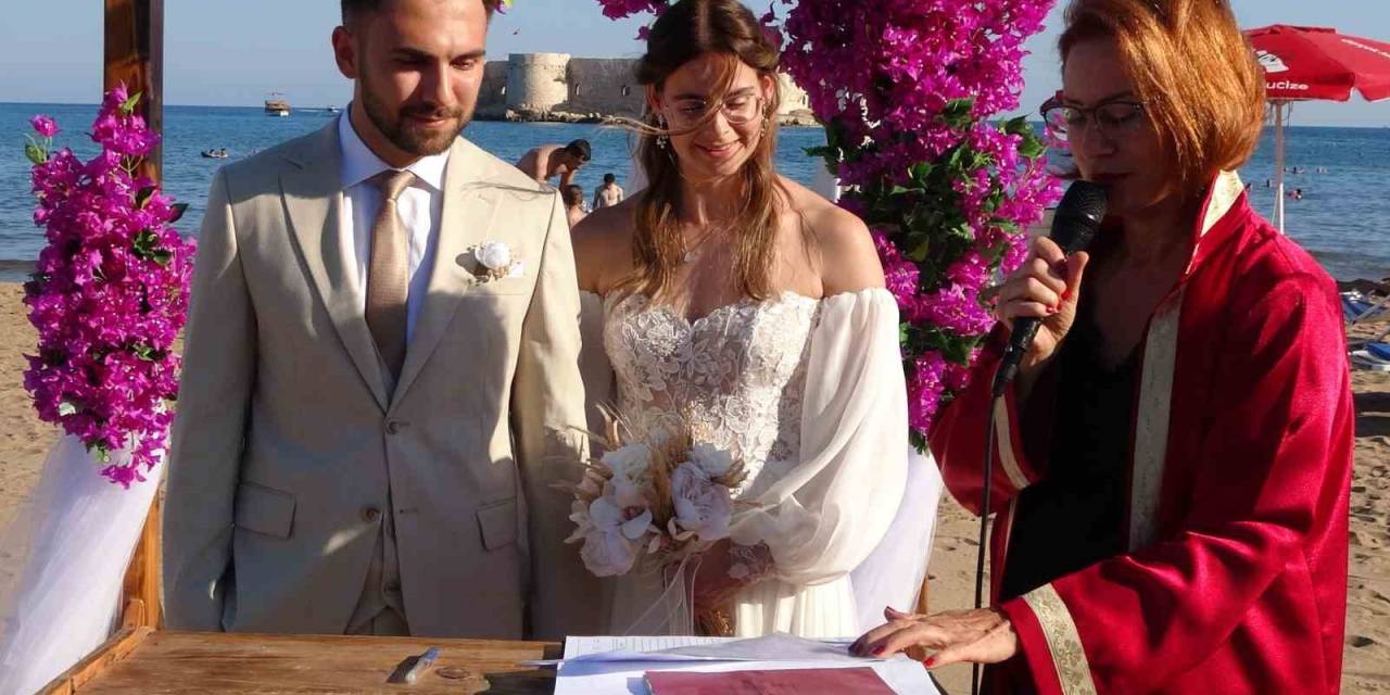 Hollandalı Gelin ’kızkalesi’ Sahilindeki Nikah Töreniyle Evlendi