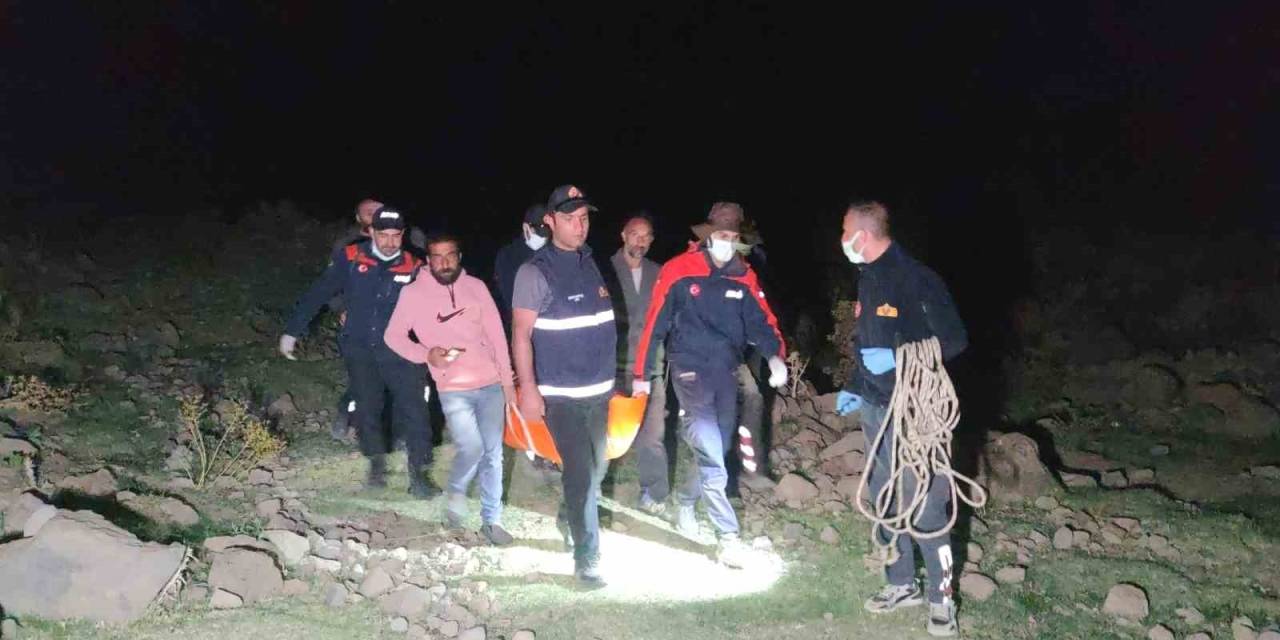 Kaybolan Şahsın Cenazesi Düştüğü Yerden 3 Saatlik Çalışma Sonucu Çıkarıldı