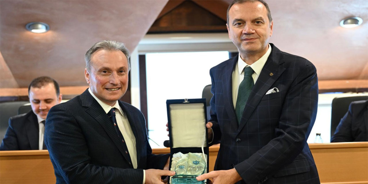 Türk Denizciliğine Yeni Nesiller Yetiştiriliyor: İMEAK'TAN Rizeli Öğretmene Plaket