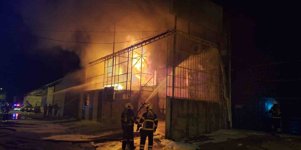Adana’da Mobilya İmalathanesi Alevlere Teslim Oldu
