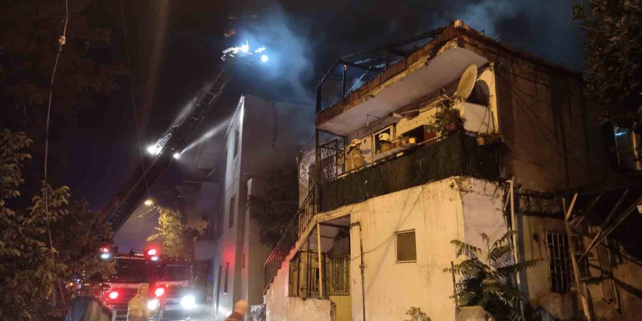 Pendik’te İki Katlı Ev Alev Alev Yandı