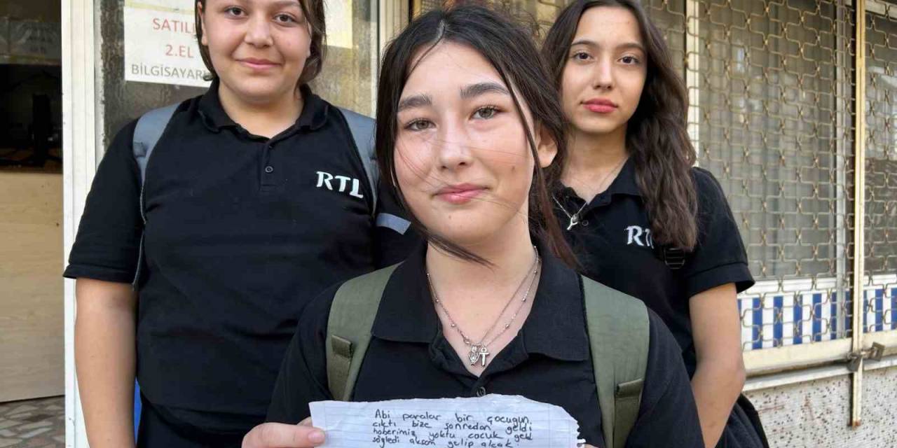 Eyüpsultan’da Yolda Para Bulan 3 Kız Öğrenciden Örnek Davranış
