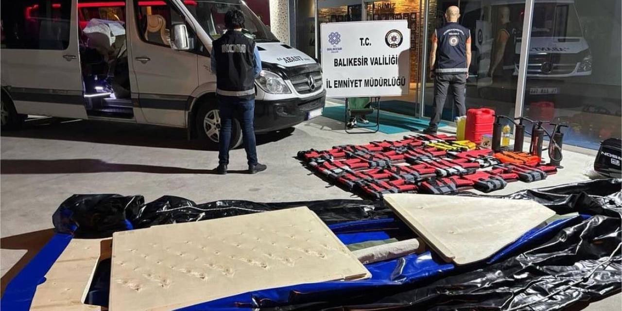 Susurluk’ta Göçmen Operasyonu: 17 Düzensiz Göçmen Yakalandı, 4 Organizatör Gözaltında