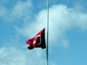 Alaplı’da Bayraklar Yarıya İndi