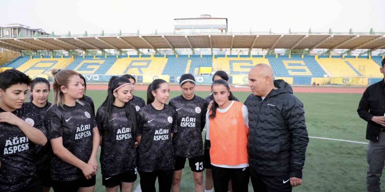 Ağrı’nın Tek Kadın Futbol Takımı, “Kız Çocukları” İçin Yeşil Sahada Ter Döktü