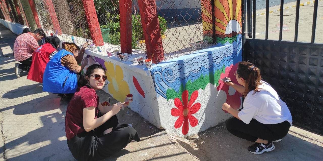Gönüllü Gençler İlkokul Duvarlarını Renklendirdi