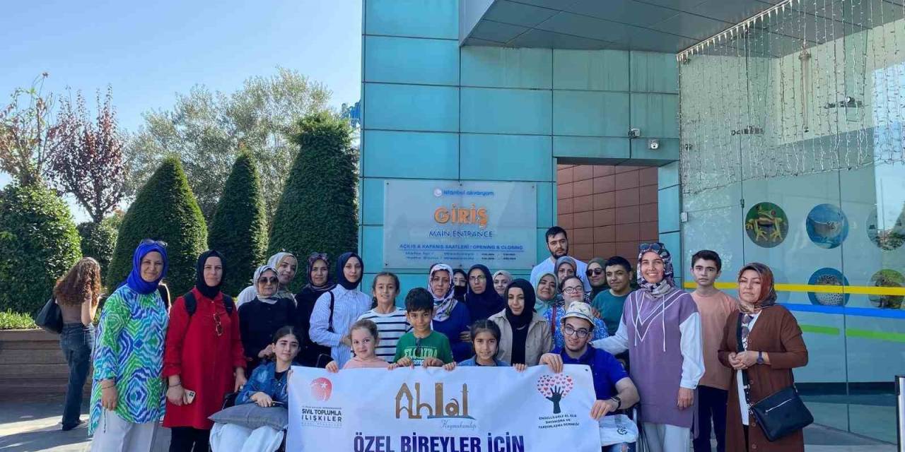 Ahlatlı Engelliler İstanbul’un Tarihi Ve Turistik Mekanlarını Gezdi