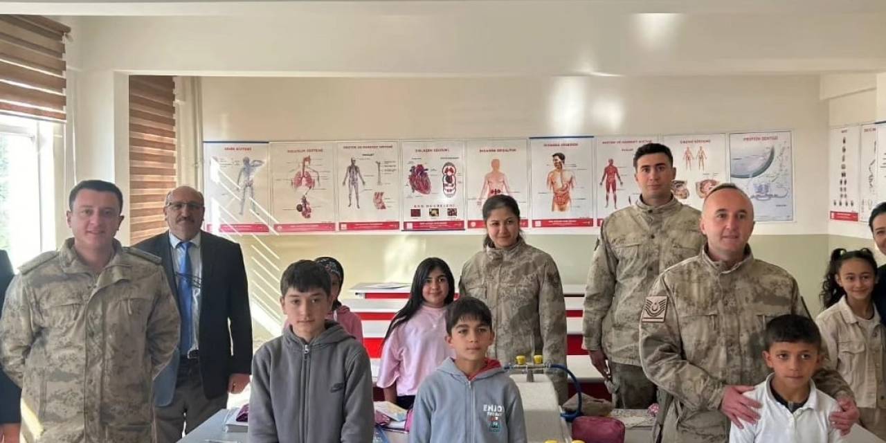 Öğrencilerin Mektuplarına Jandarmadan Anlamlı Ziyaret