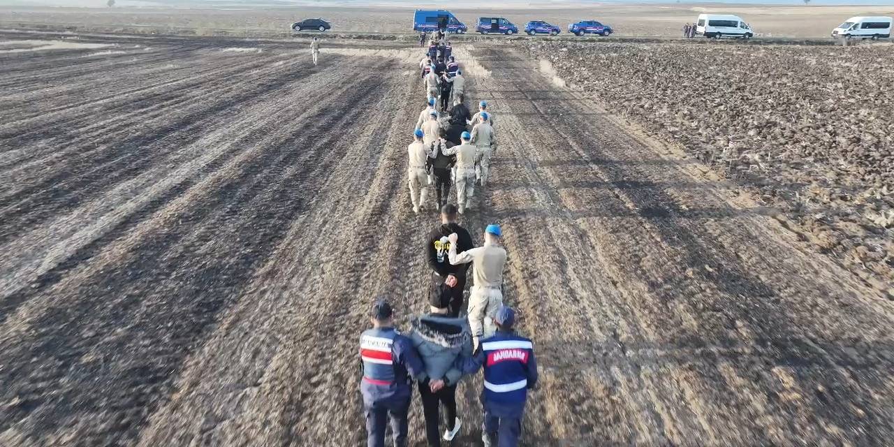 Kaçak Göçmenlerin Tarlada Yakalanma Anı Dron Kamerasında