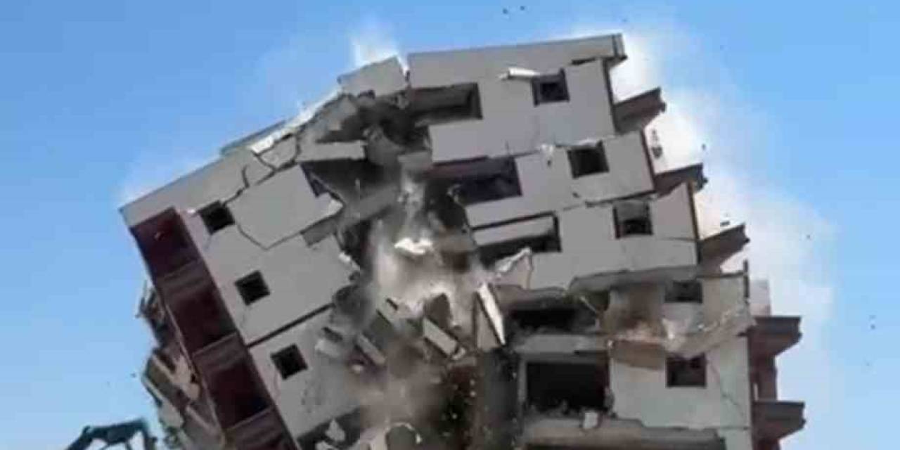 8 Katlı Bina İş Makinesinin Darbesiyle Yerle Bir Oldu